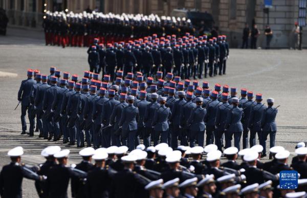 法国举行以“士气”为主题的国庆阅兵式