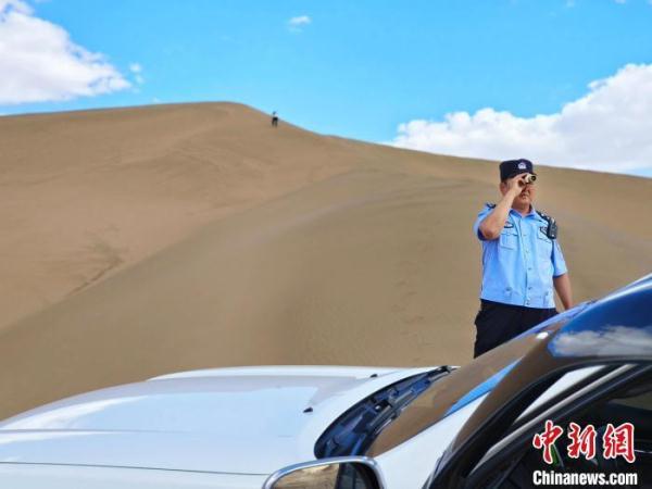 男子徒步穿越巴丹吉林沙漠被困 警民联手3小时急救
