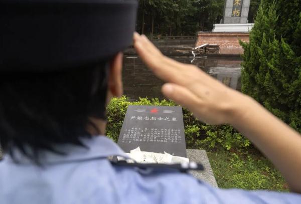 继承哥哥遗志兄妹接力禁毒禁毒烈士的妹妹追着毒贩跃入深沟