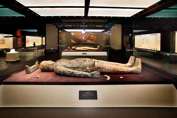 2498片玉片、1100克金丝、制作工期10年+ 2498片玉片、1100克金丝、制作工期10年+