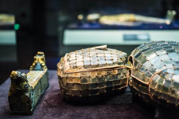 2498片玉片、1100克金丝、制作工期10年+ 2498片玉片、1100克金丝、制作工期10年+