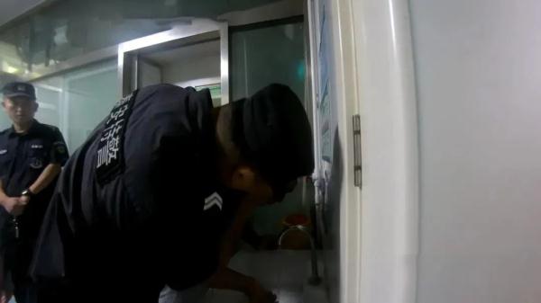 男子钓鱼竟“钓”到了自己……网友：钓鱼要戴头盔？