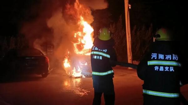 轿车半夜起火，这些知识你不得不学……