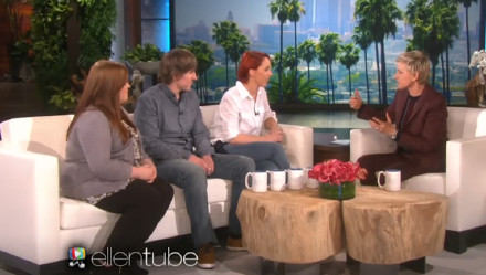 白金蓝黑裙子原作者涉嫌家暴受审