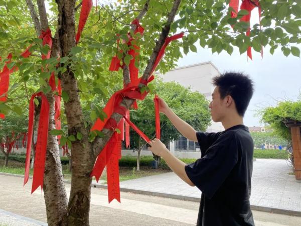 太帅了！坐“运-20”飞机上大学！