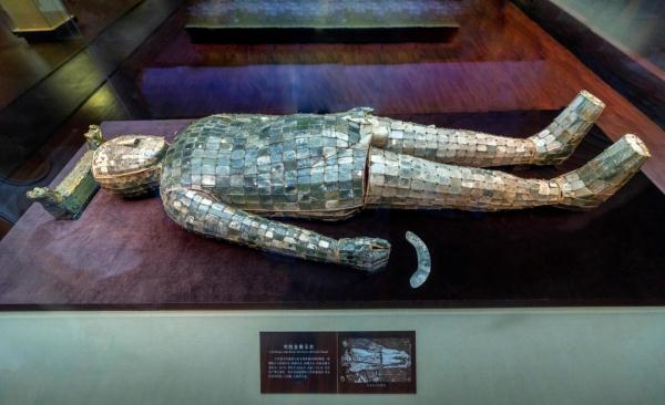 2498片玉片、1100克金丝、制作工期10年+ 2498片玉片、1100克金丝、制作工期10年+