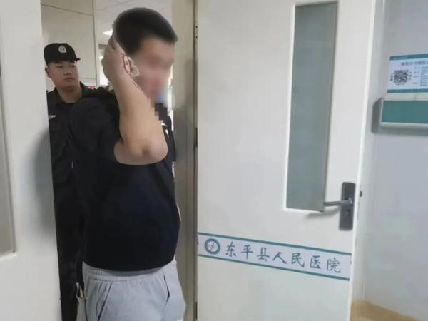 男子钓鱼竟“钓”到了自己……网友：钓鱼要戴头盔？