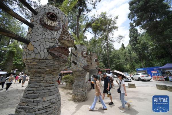 贵阳夜郎谷:夏日游客盈门 贵阳夜郎谷:夏日游客盈门