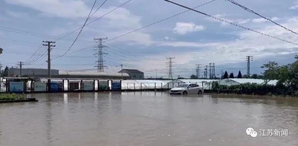 公交车开门瞬间被暴雨倒灌、大巴被困积水中……多部门出动排险!最新情况→ 公交车开门瞬间被暴雨倒灌、大巴被困积水中……多部门出动排险!最新情况→
