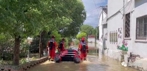公交车开门瞬间被暴雨倒灌、大巴被困积水中……多部门出动排险!最新情况→ 公交车开门瞬间被暴雨倒灌、大巴被困积水中……多部门出动排险!最新情况→