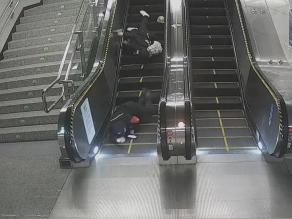 男子电梯扶人受伤要求赔偿被拒?法院:适当补偿 男子电梯扶人受伤要求赔偿被拒?法院:适当补偿