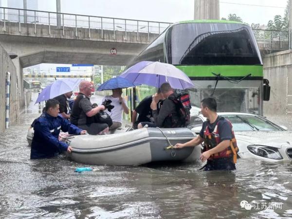 公交车开门瞬间被暴雨倒灌、大巴被困积水中……多部门出动排险!最新情况→ 公交车开门瞬间被暴雨倒灌、大巴被困积水中……多部门出动排险!最新情况→