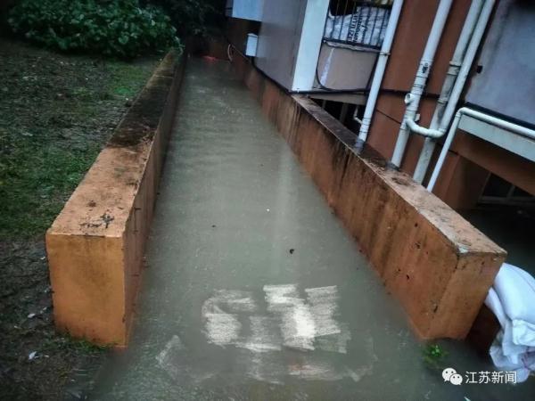 公交车开门瞬间被暴雨倒灌、大巴被困积水中……多部门出动排险!最新情况→ 公交车开门瞬间被暴雨倒灌、大巴被困积水中……多部门出动排险!最新情况→