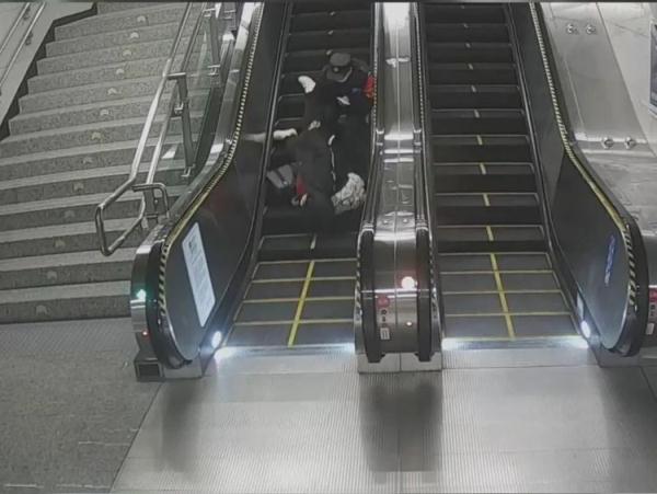 男子电梯扶人受伤要求赔偿被拒?法院:适当补偿 男子电梯扶人受伤要求赔偿被拒?法院:适当补偿