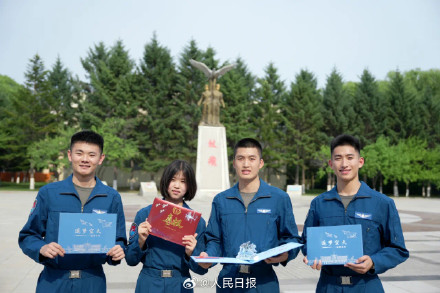 酷炫!军校通知书打开后是战鹰飞天 酷炫!军校通知书打开后是战鹰飞天