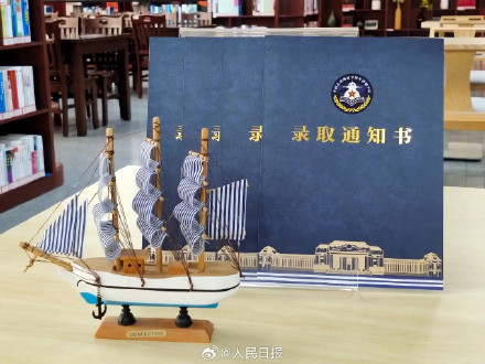 酷炫!军校通知书打开后是战鹰飞天 酷炫!军校通知书打开后是战鹰飞天