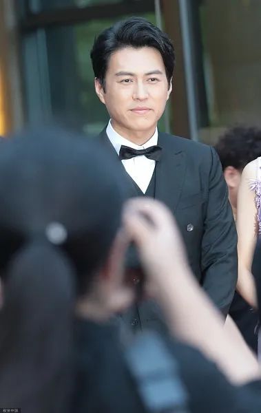 上海老阿姨斥巨资直播间追男星，网友：“对象”怎么又是他？