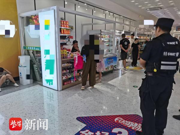 女儿拿了超市一盒口香糖，妈妈请执勤特警当面“上课”