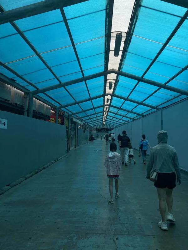 这是上海夏天最“恐怖”的一段地铁换乘通道？网友吐槽：热到崩溃