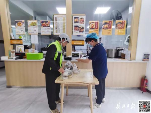 盖浇饭7元、两荤一素12元,他们一到饭点都往这里跑 盖浇饭7元、两荤一素12元,他们一到饭点都往这里跑