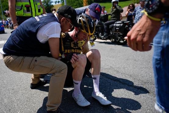 环法自行车赛发生事故：观赛者拍照时打到选手车把，致20名选手摔倒