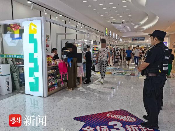 女儿拿了超市一盒口香糖，妈妈请执勤特警当面“上课”