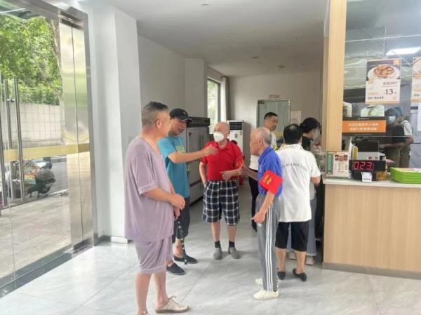 盖浇饭7元、两荤一素12元,他们一到饭点都往这里跑 盖浇饭7元、两荤一素12元,他们一到饭点都往这里跑