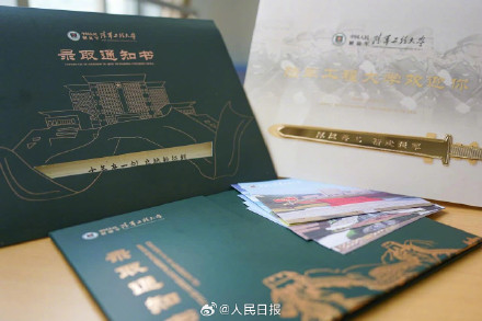 酷炫!军校通知书打开后是战鹰飞天 酷炫!军校通知书打开后是战鹰飞天