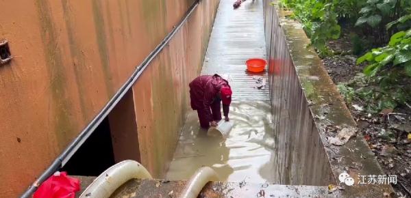 公交车开门瞬间被暴雨倒灌、大巴被困积水中……多部门出动排险!最新情况→ 公交车开门瞬间被暴雨倒灌、大巴被困积水中……多部门出动排险!最新情况→