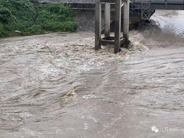 公交车开门瞬间被暴雨倒灌、大巴被困积水中……多部门出动排险!最新情况→ 公交车开门瞬间被暴雨倒灌、大巴被困积水中……多部门出动排险!最新情况→