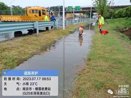 公交车开门瞬间被暴雨倒灌、大巴被困积水中……多部门出动排险!最新情况→ 公交车开门瞬间被暴雨倒灌、大巴被困积水中……多部门出动排险!最新情况→