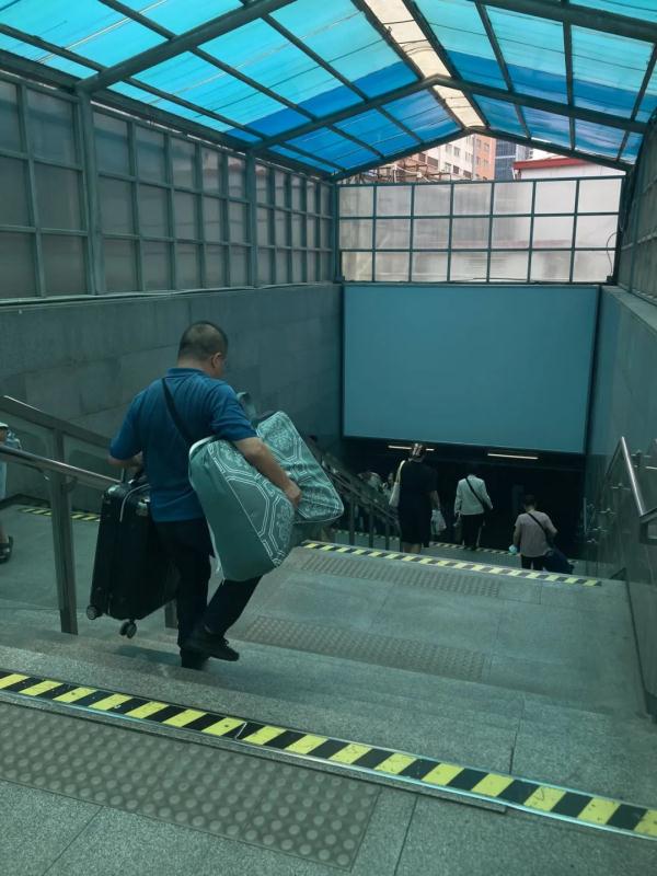 这是上海夏天最“恐怖”的一段地铁换乘通道？网友吐槽：热到崩溃