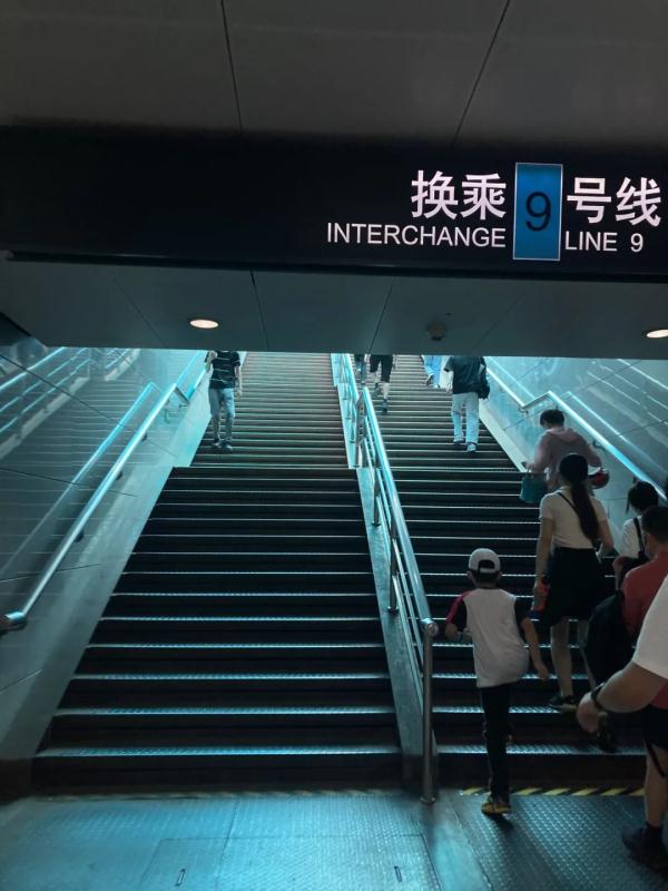 这是上海夏天最“恐怖”的一段地铁换乘通道？网友吐槽：热到崩溃