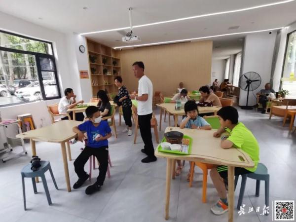 盖浇饭7元、两荤一素12元,他们一到饭点都往这里跑 盖浇饭7元、两荤一素12元,他们一到饭点都往这里跑