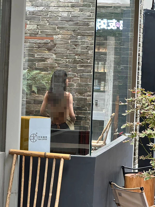 方块咖啡回应“服务员衣着暴露”：系外来人员不听劝进店拍摄，已报警