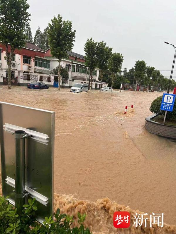南京汤山遭遇强降雨有小区和村庄被淹,多方力量参与救援后险情顺利解除 南京汤山遭遇强降雨有小区和村庄被淹,多方力量参与救援后险情顺利解除