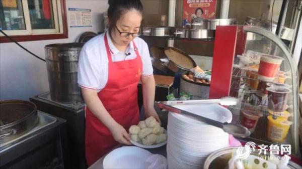 1元1个，10年没涨价，稀饭咸菜还免费！山东这个包子铺火了