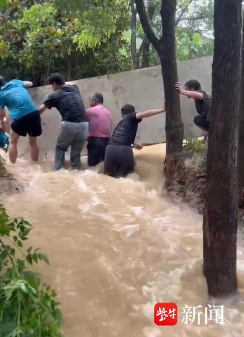 南京汤山遭遇强降雨有小区和村庄被淹,多方力量参与救援后险情顺利解除 南京汤山遭遇强降雨有小区和村庄被淹,多方力量参与救援后险情顺利解除