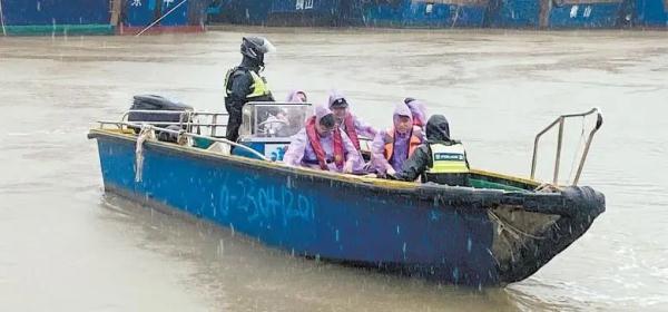 倾力守护！“泰利”来袭，他们不惧风雨逆风而行