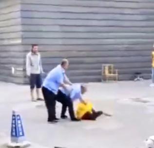 “保安抱摔外卖小哥”:一人被刑拘! “保安抱摔外卖小哥”:一人被刑拘!