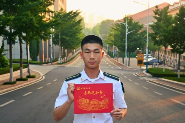 1.7万张军校录取通知书来了!有你的吗? 1.7万张军校录取通知书来了!有你的吗?