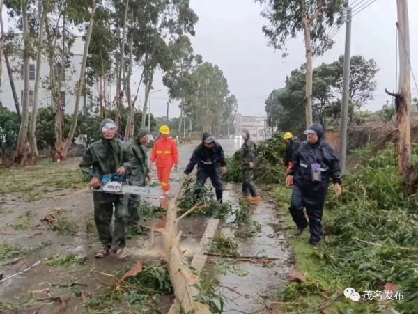 倾力守护！“泰利”来袭，他们不惧风雨逆风而行
