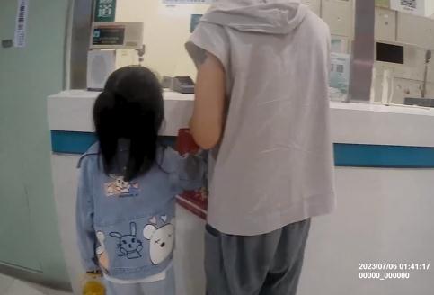 女儿高烧，爸爸醉驾送医，交警查获后竟然......