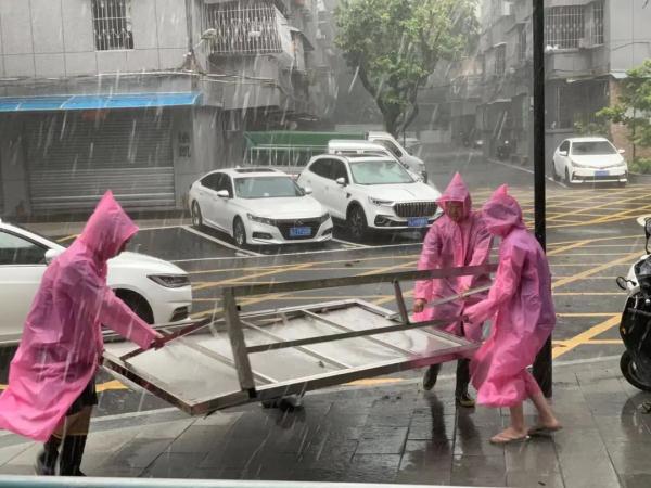 倾力守护！“泰利”来袭，他们不惧风雨逆风而行