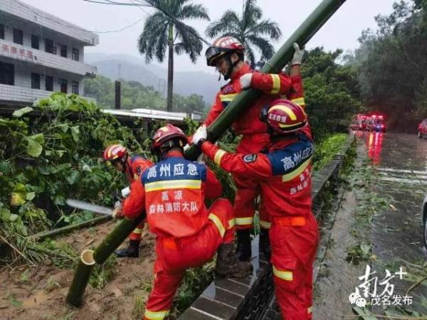 倾力守护！“泰利”来袭，他们不惧风雨逆风而行