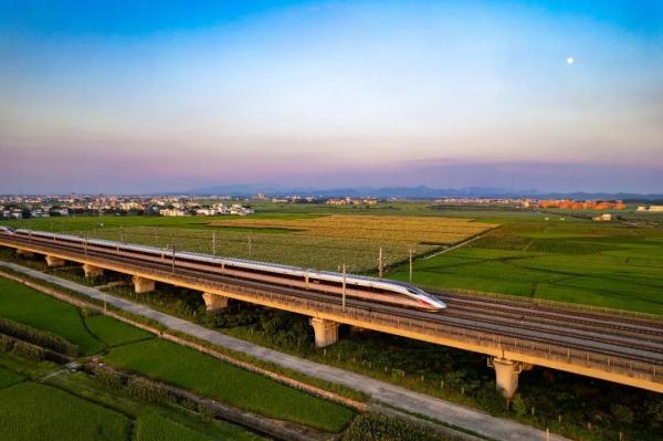 高铁普速同框！网友：高铁是中国速度，普速是中国温度