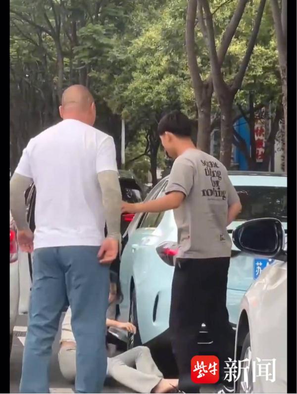 南京街头“路怒”打斗中的白衣男子被刑拘