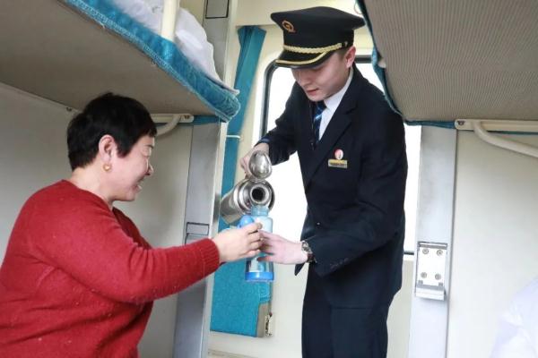 高铁普速同框！网友：高铁是中国速度，普速是中国温度