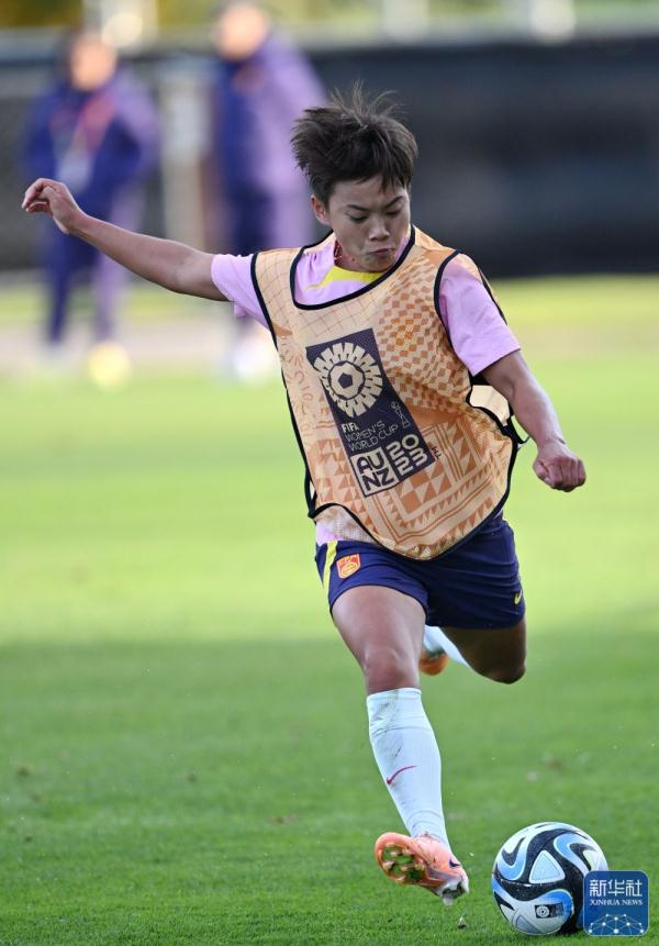 足球丨中国女足在球队大本营进行首次训练
