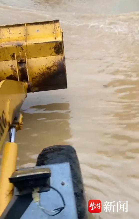 南京汤山遭遇强降雨有小区和村庄被淹,多方力量参与救援后险情顺利解除 南京汤山遭遇强降雨有小区和村庄被淹,多方力量参与救援后险情顺利解除